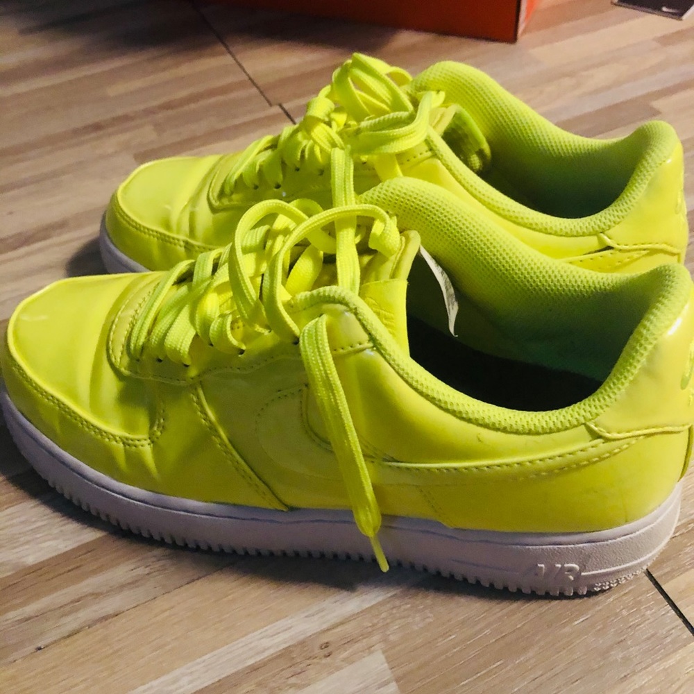 Nike Air Force 1 07 LV8 UV Volt